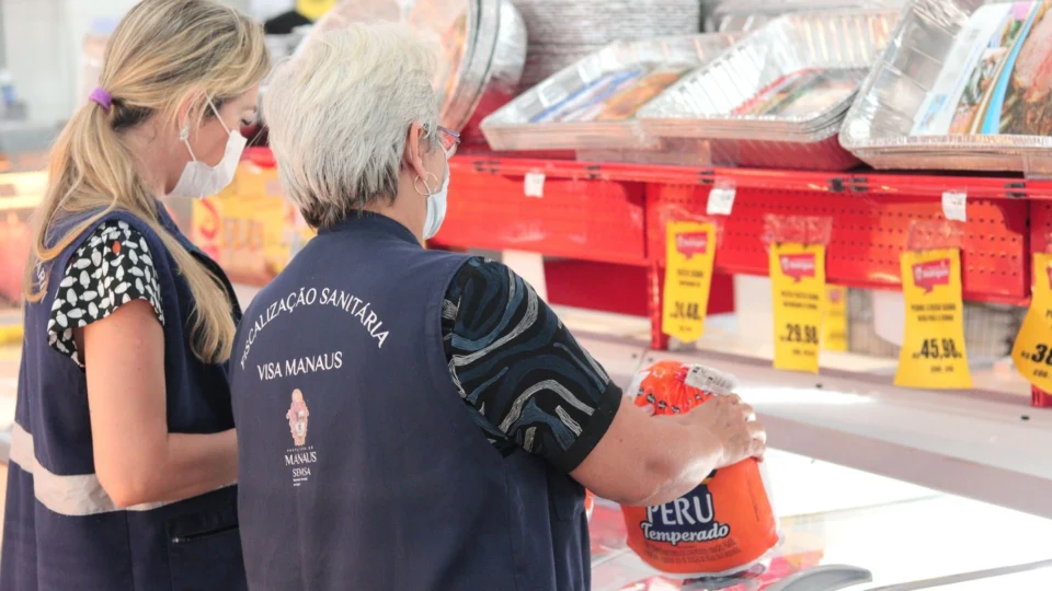 Em Manaus, operação ‘Natal com Saúde’ realiza inspeções sanitárias em supermercados