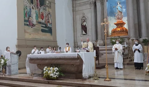 Fiéis celebram Natal durante Missa do Galo na Igreja da Matriz, em Manaus