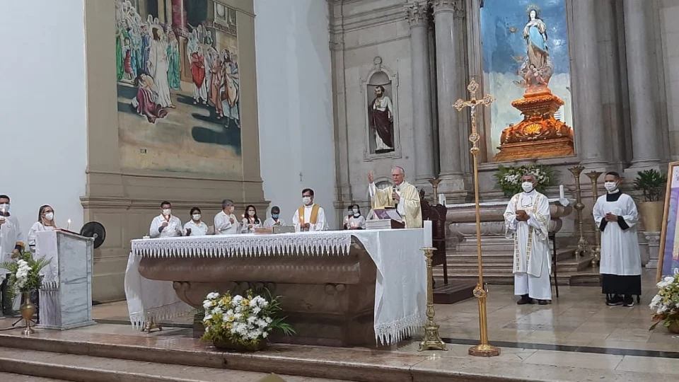 Fiéis celebram Natal durante Missa do Galo na Igreja da Matriz, em Manaus