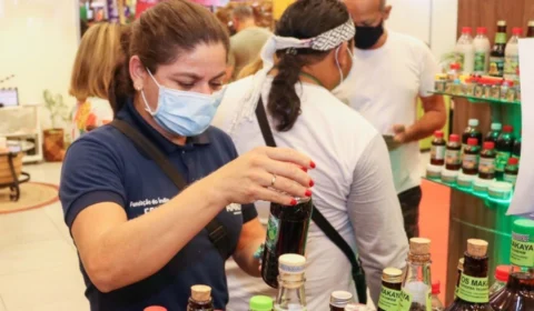 No AM, artesãos indígenas produzem ‘Cachaça do Índio’ com ingredientes tradicionais