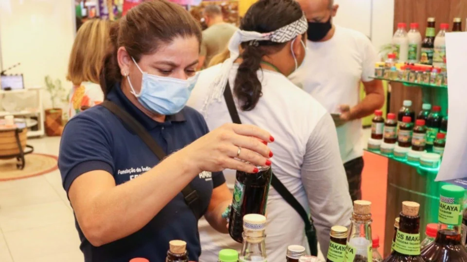 No AM, artesãos indígenas produzem ‘Cachaça do Índio’ com ingredientes tradicionais