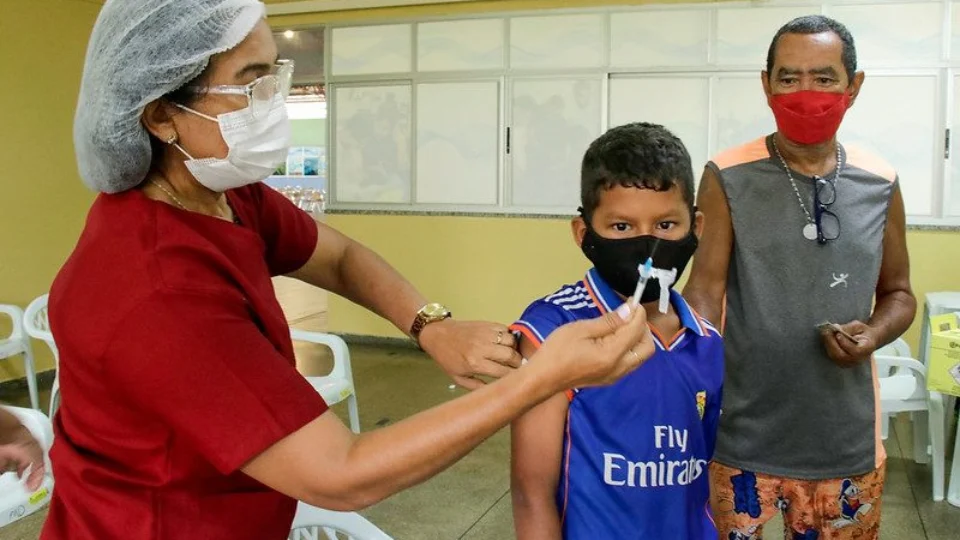 Manaus começa a vacinar crianças com 11 anos sem comorbidades a partir desta segunda