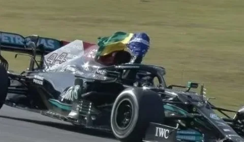 Lewis Hamilton homenageia Ayrton Senna após vencer o GP de São Paulo