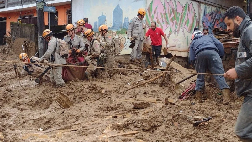 Sobe para 94 o número de mortos após tempestade que atingiu Petrópolis, no Rio de Janeiro
