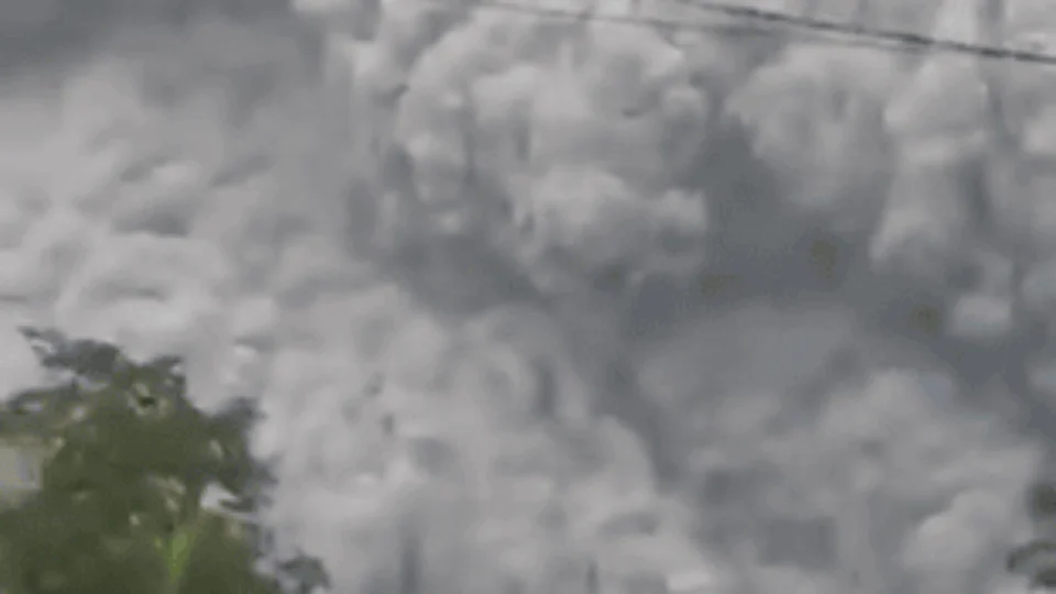 Indonésia: Vulcão entra em erupção mais uma vez nesta segunda-feira