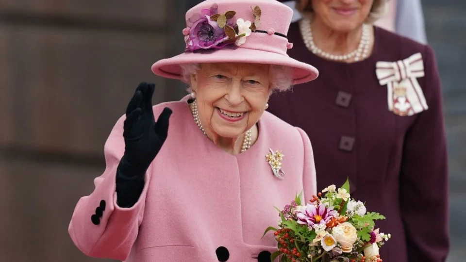 Rainha Elizabeth II aceita orientação médica para ‘repousar’ e cancela viagem