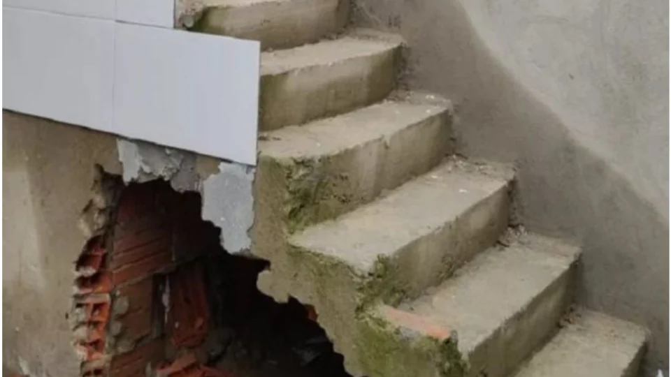 Após 12 anos foragida, polícia prende mulher suspeita de matar e concretar corpo do marido em escada, no Rj