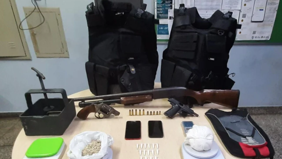 Em Manaus, trio é preso com colete balístico, armas e drogas no bairro da Glória