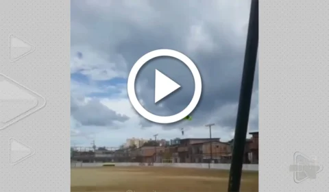 VÍDEO: paraquedista despenca sobre telhado de casa na Zona Centro-Sul de Manaus