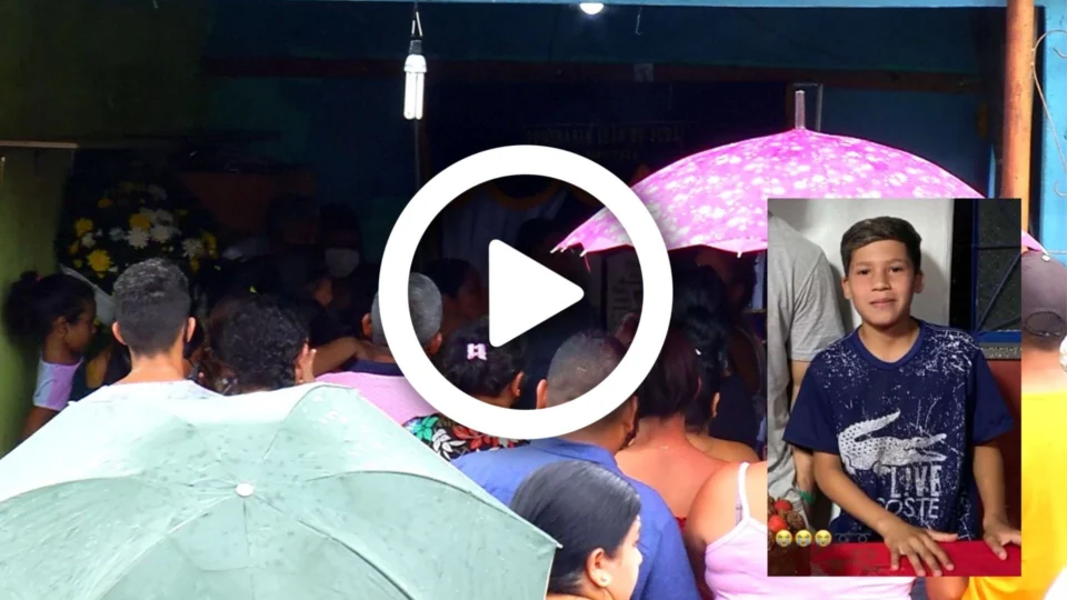 VÍDEO: veja a comoção durante velório do menino que morreu após ser atingido por um telhado em Manaus