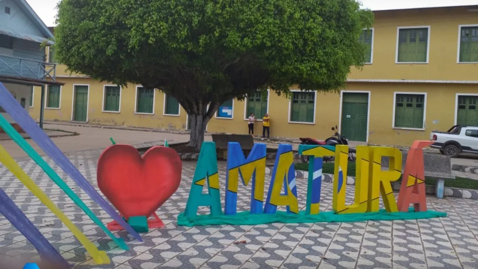 No AM, construção de 6 salas de aula com quadra em Amaturá vai custar quase R$ 2,4 milhões mais caro que escola com 8 salas em SP de Olivença