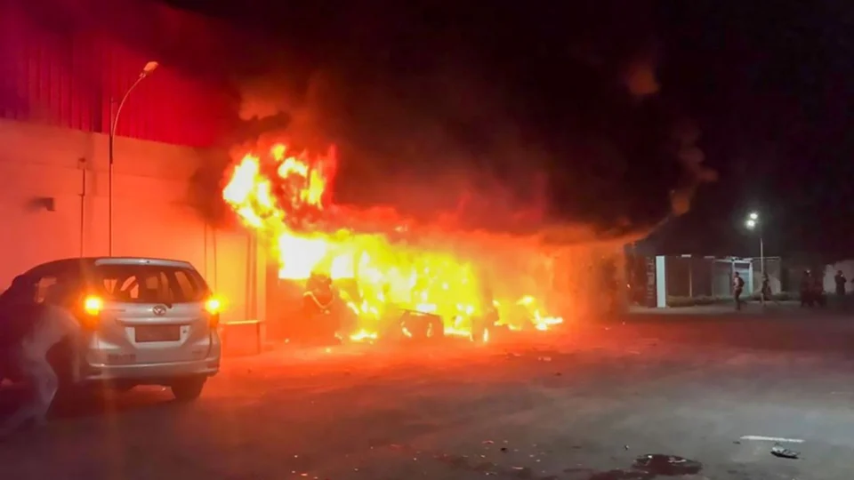 Incêndio causado por brigas de gangues deixa 17 pessoas mortas em discoteca, na Indonésia