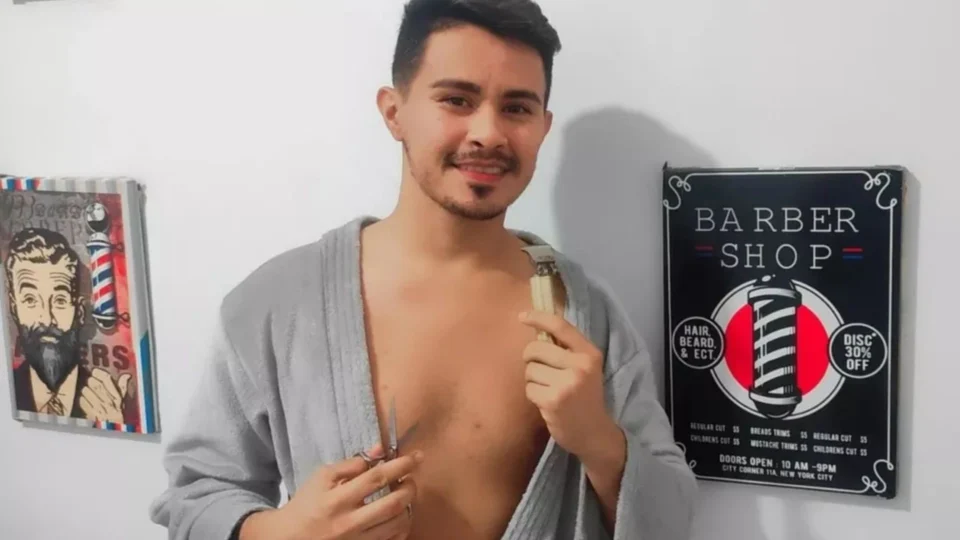 Inspirado em praia de nudismo, empresário cria barbearia com funcionários e clientes nus em Fortaleza
