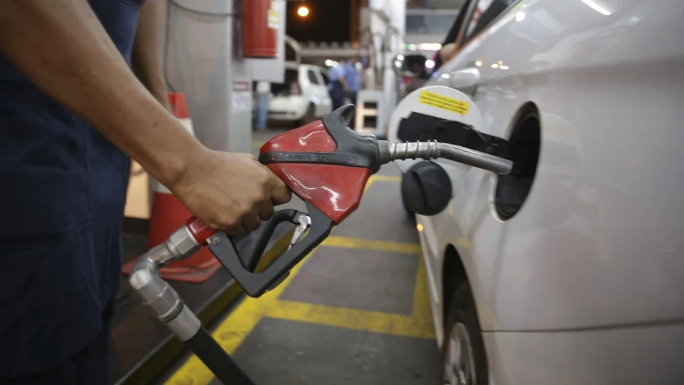 Gasolina termina o ano de 2021 com o valor em alta de R$ 6,670, afirma ANP