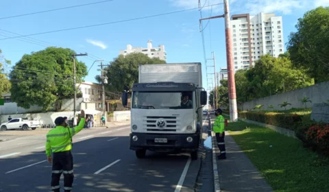 Oito caminhões são autuados durante operação ‘Carga Pesada’, em Manaus