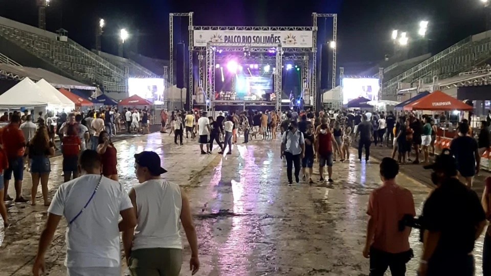 MANAUS 352 ANOS: Noite de chuva dificulta ida dos amantes do Boi Manaus ao Sambódromo