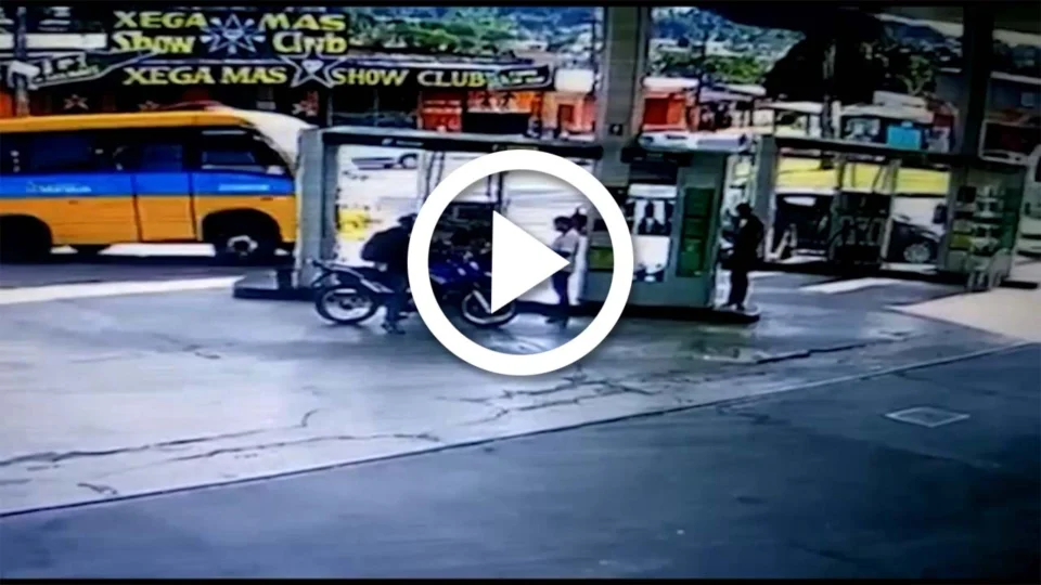 VÍDEO: micro-ônibus amarelinho invade posto em Manaus