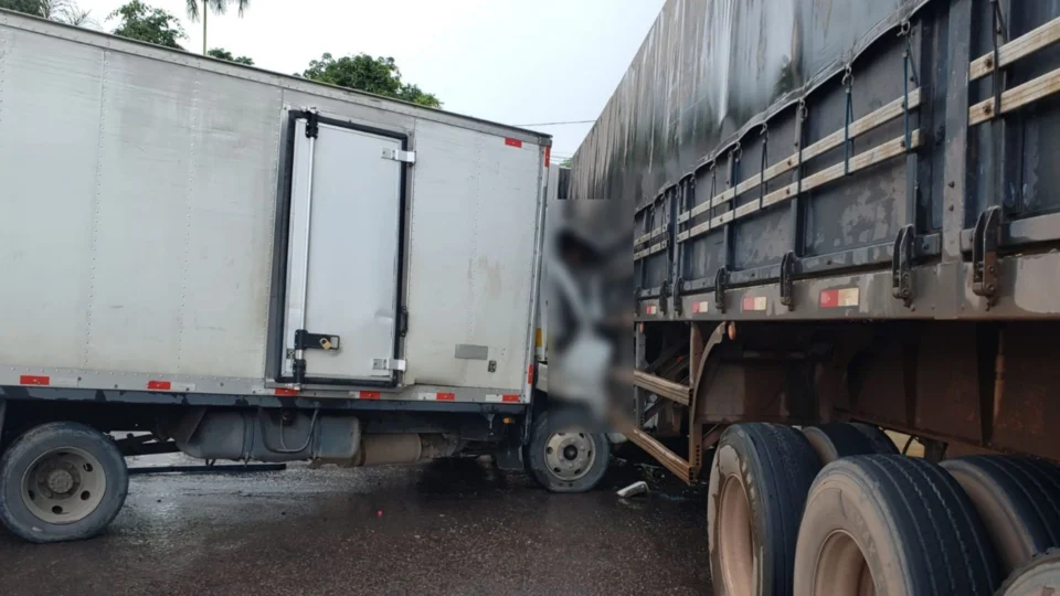 Em Manaus, motorista e passageiro de caminhão ficam feridos após colisão com carreta