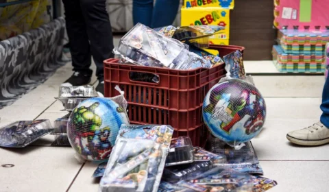 Operação ‘Fake Toy’ apreende mais de mil produtos infantis falsificados, no Centro de Manaus