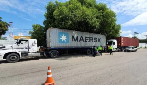 IMMU autua 30 veículos pesados na avenida Rodrigo Otávio, em Manaus