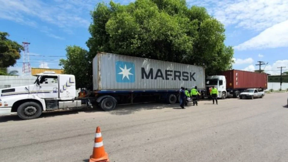 IMMU autua 30 veículos pesados na avenida Rodrigo Otávio, em Manaus