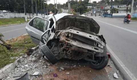 Carro fica com a frente destruída após bater em poste na Zona Norte de Manaus