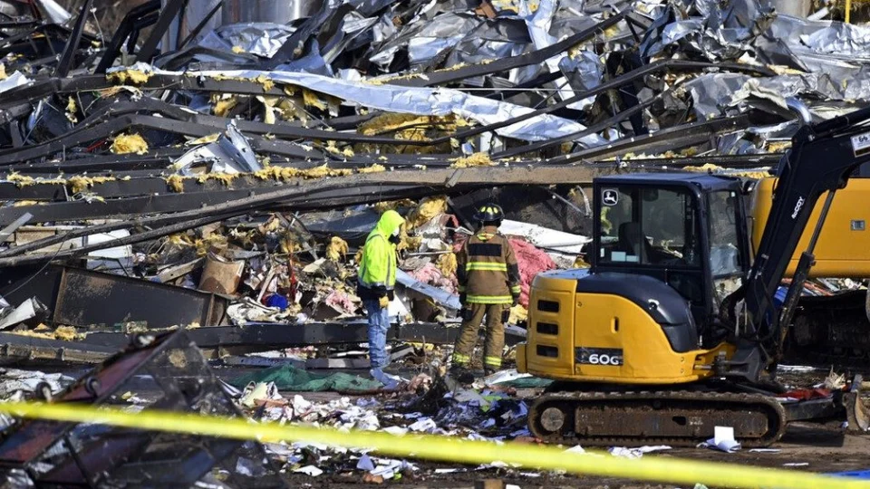 Tornados deixam mais de 90 mortos, nos EUA; busca por sobreviventes continua