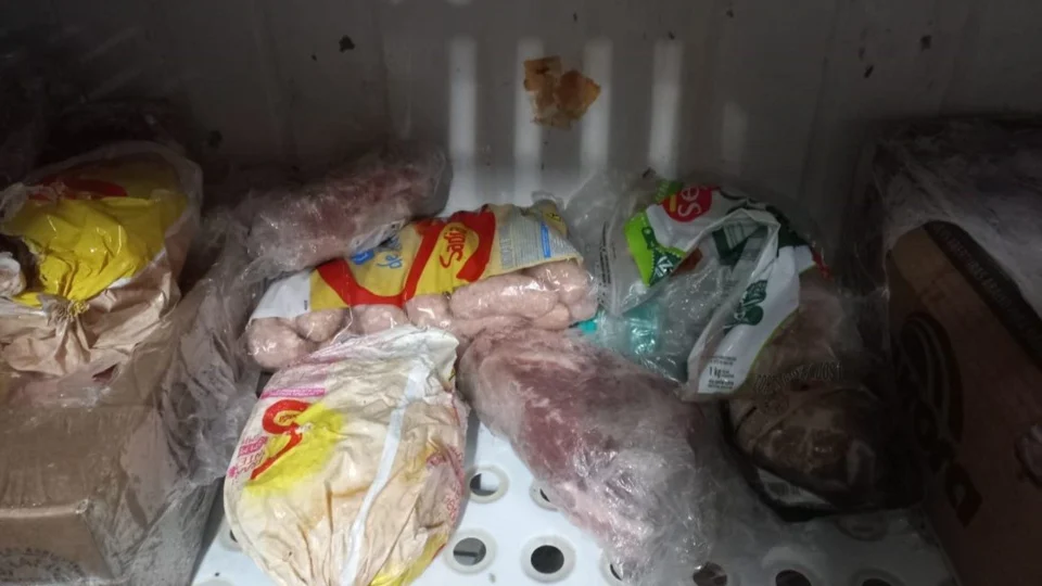 Mais de 790 Kg de de alimentos mal armazenados são apreendidos em supermercado de Manaus