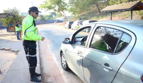 Praticar gesto obsceno ou xingar no trânsito podem se tornar infração, sugere projeto de lei