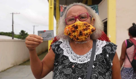 Em Manaus, entrega dos cartões remanescentes do programa Auxílio Estadual segue até fevereiro