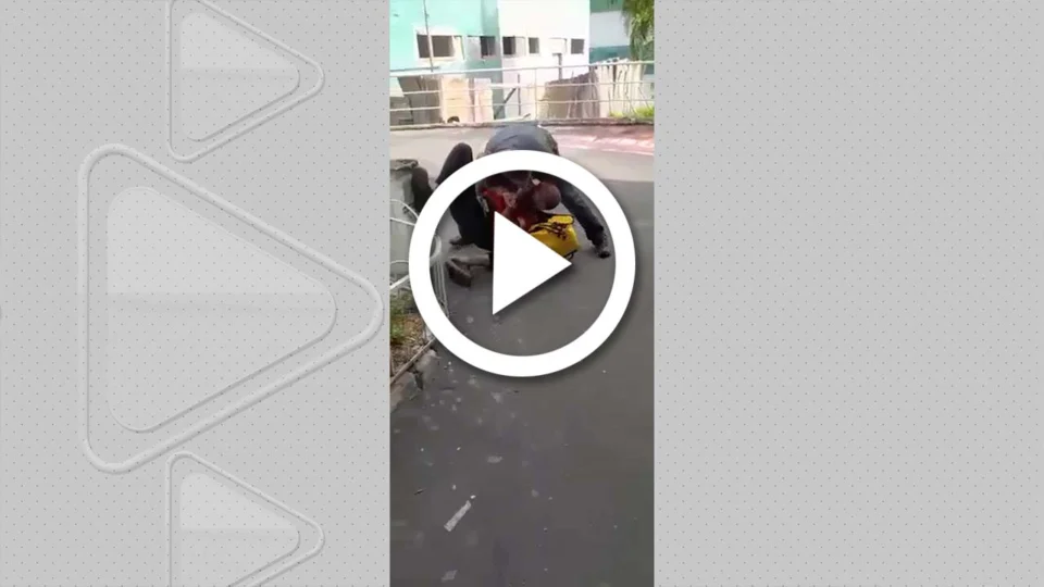 VÍDEO: entregador de comida é agredido em frente de maternidade em Manaus