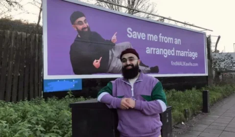 Homem faz propaganda de si mesmo em Londres para encontrar esposa