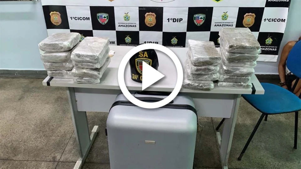 VÍDEO: em Manaus, passageiro deixa mala de drogas cair em barco