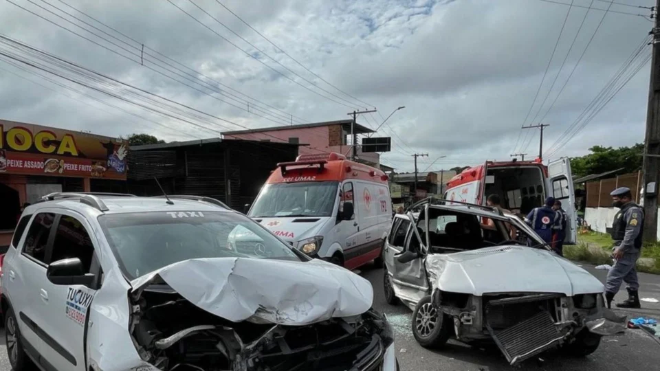 Três pessoas ficam feridas após colisão de dois carros na Zona Norte de Manaus