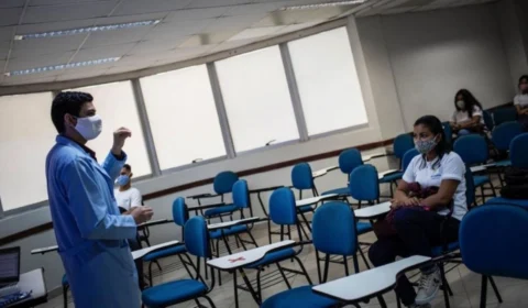 No AM, escolas particulares iniciarão as aulas de forma remota