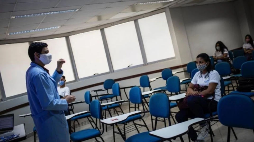 No AM, escolas particulares iniciarão as aulas de forma remota