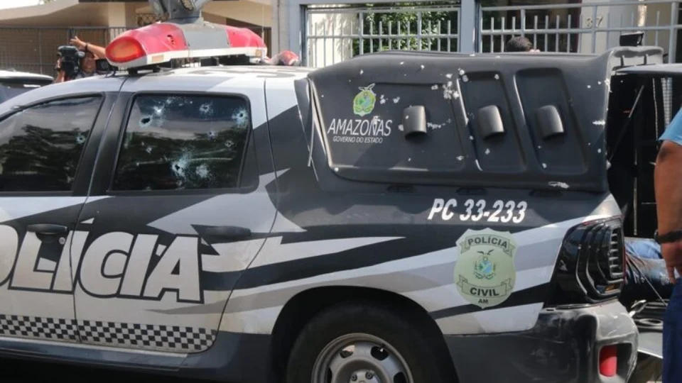 PC-AM prende um dos suspeitos de fuzilar viatura da polícia em frente ao Fórum Ministro Enoch Reis