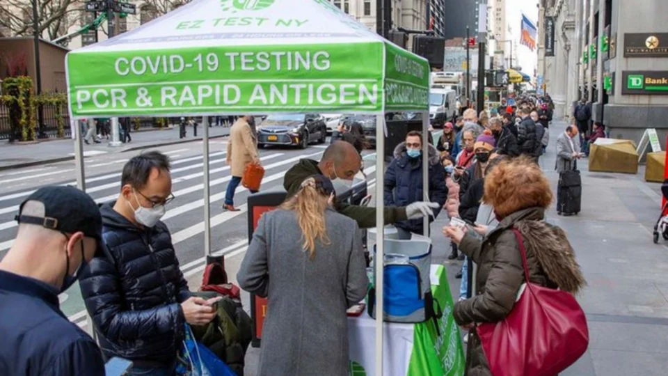 Mais de 70% dos novos casos de Covid-19 nos EUA é da variante ômicron