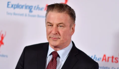 Advogados de Baldwin pedem arquivamento de processo civil por morte da diretora Halyna Hutchins