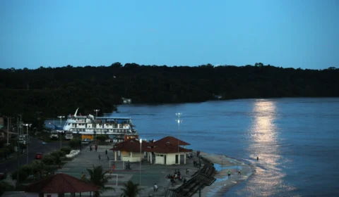 Com 47,7% da população vacinada, São Gabriel da Cachoeira-AM faz licitação de R$ 2,6 milhões para eventos com bandas e estruturas de shows