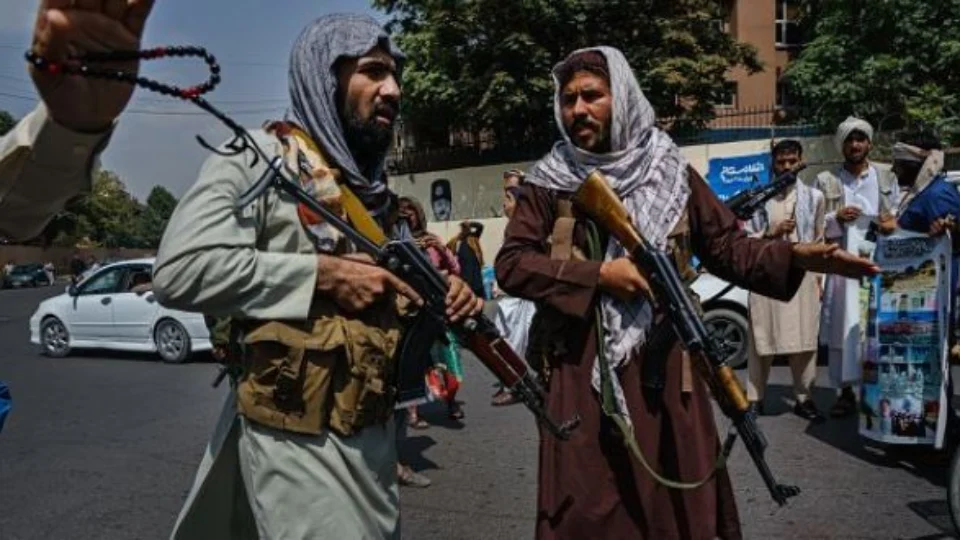 Afeganistão: Talibã anuncia retorno de execuções e amputações