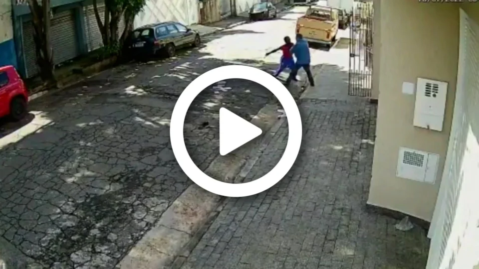 VÍDEO: entregador de panfletos mata homem a facadas após briga em SP
