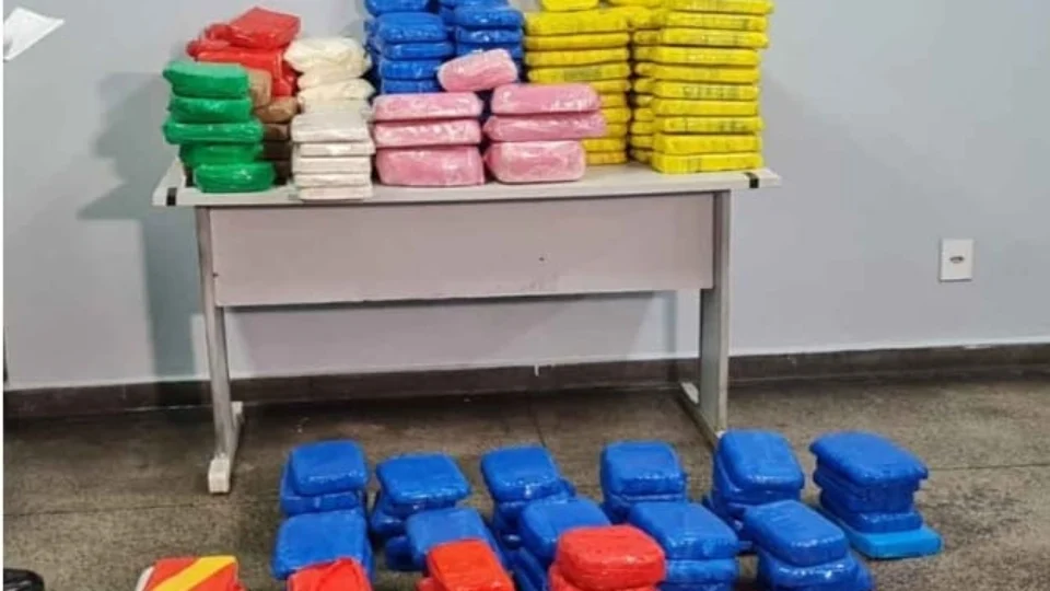 Homem é preso com 237 Kg de entorpecentes escondidos em galões de combustíveis na Zona Sul de Manaus