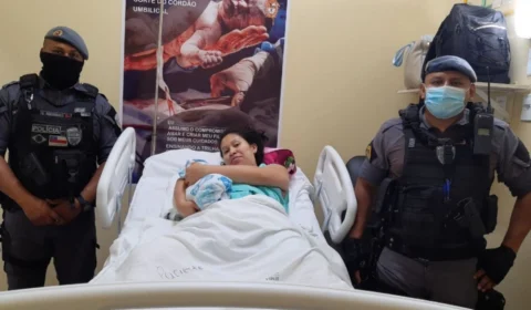 Policiais ajudam mulher dá à luz dentro de carro na Zona Oeste de Manaus