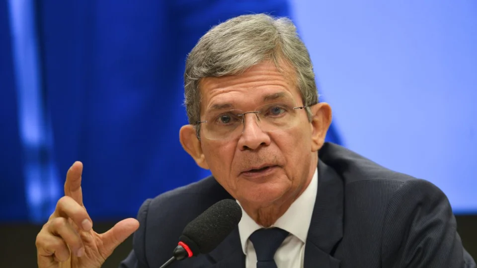 Senado aprova convite para que presidente da Petrobras explique preço de combustíveis