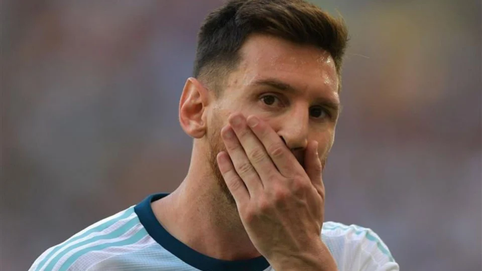 Covid-19: Messi e outros três jogadores do PSG testam positivo