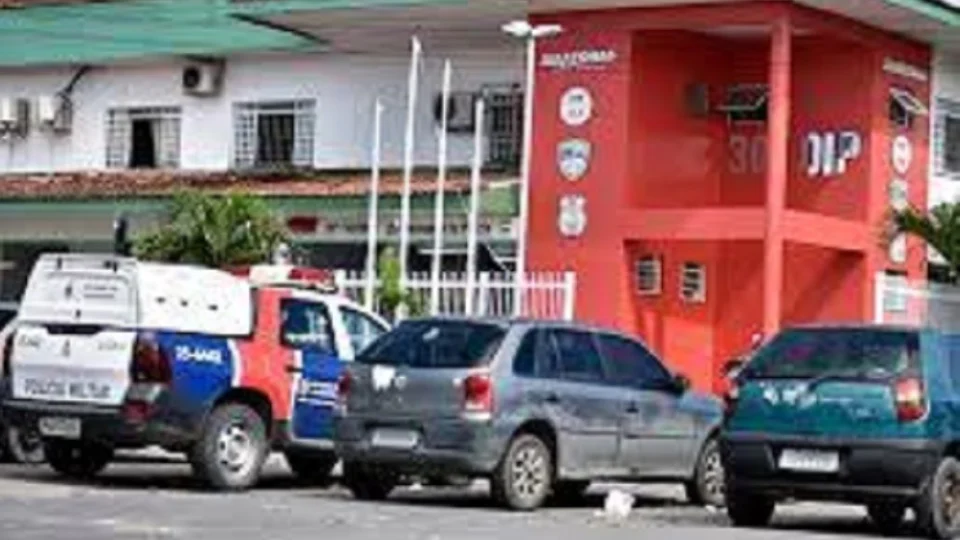 Jovem de 20 anos entrega à polícia do AM lista de crimes cometidos por ele