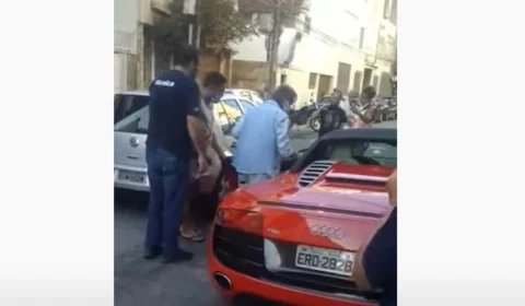 VÍDEO: Roberto Carlos fica no ‘prego’ em seu Audi R8 de mais R$ 500 mil no Rio de Janeiro