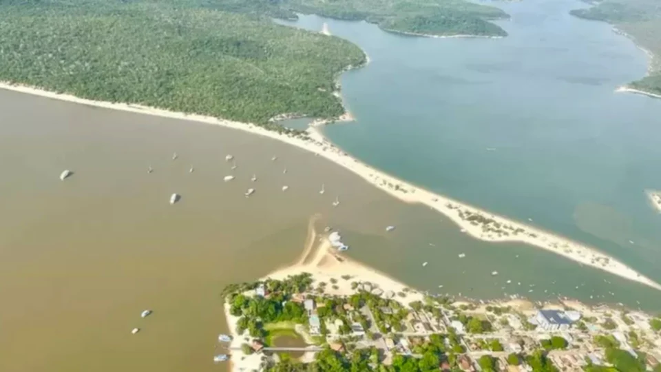 No Pará, praia de Alter do Chão é tomada por lama