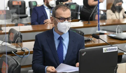 Contarato apresenta projetos para população LGBTQIA+ após sofrer homofobia